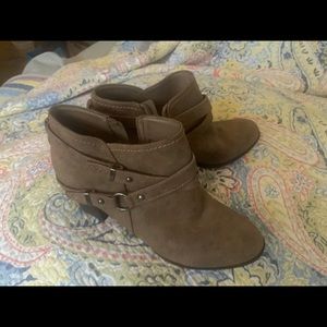 Ankle boots with zipper.